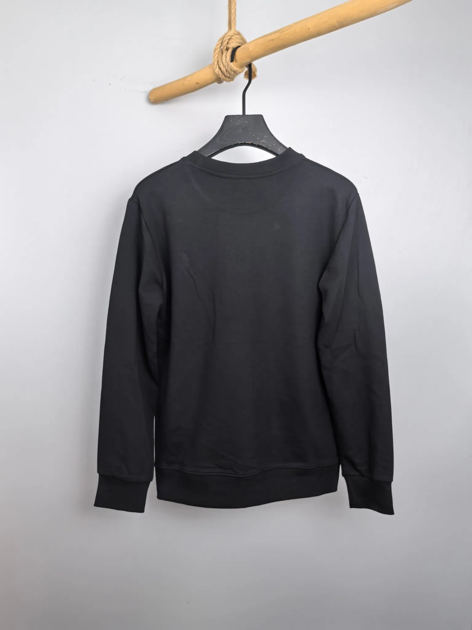 P340 POLO Ralph Lauren 2025 Autumn and Winter New Design Sweatshirt Official website synchronized! This T-shirt combines minimalist design with exquisite details. The oversize trim is reminiscent of Tyrolean dress details, summoning modern new ideas, creating a different conceptual pattern, and injecting rich connotation into the traditional cotton T-shirt. The LOGO on the front graphic webbing is unique and makes the brand more distinguished. It highlights the style of a big brand, sets off the minimalist design style, and reveals the elegance at a glance! As a brand that pursues design and tailoring techniques, the materials used will never disappoint! The body of this shirt is made of Solona cotton blended 400g fabric, which is noble and exquisite. The cotton surface is full, soft and skin-friendly. In short, such a classic style is a must-have for autumn and winter! M-4XL